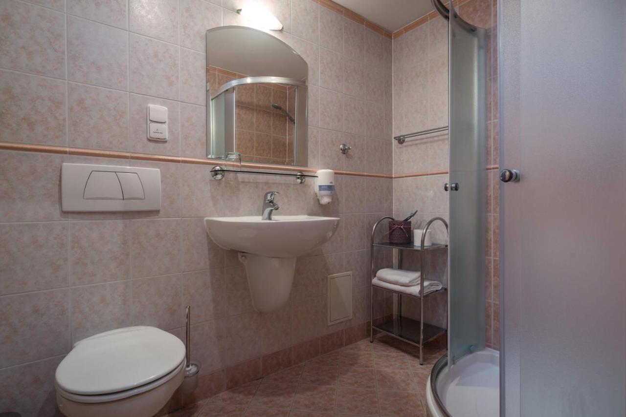 Hotel Moment - Bistro & Ubytovanie Batizovce Esterno foto