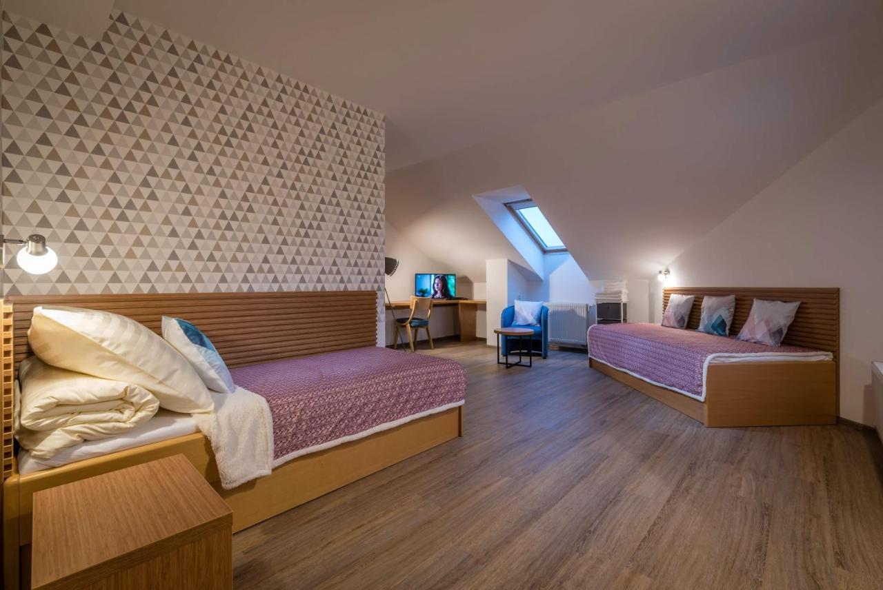Hotel Moment - Bistro & Ubytovanie Batizovce Esterno foto