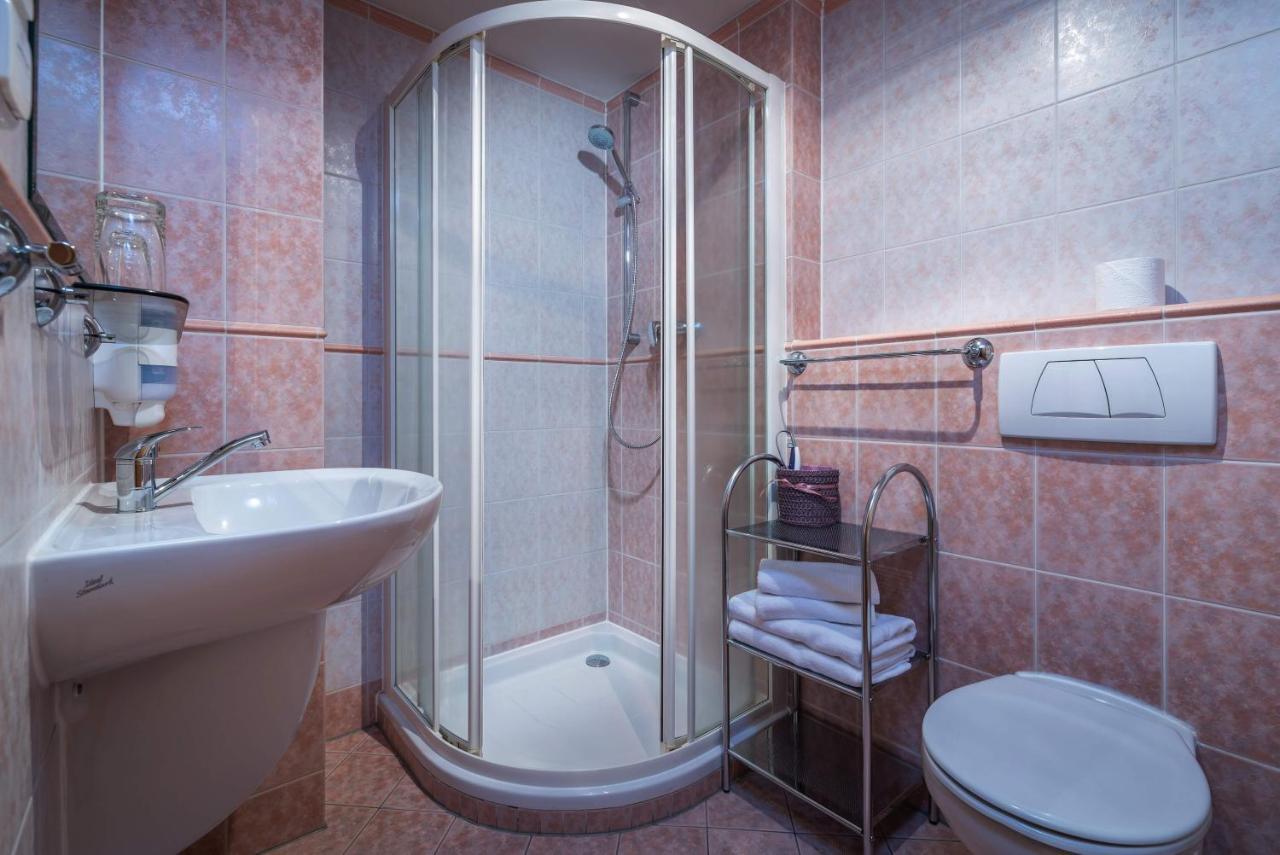Hotel Moment - Bistro & Ubytovanie Batizovce Esterno foto